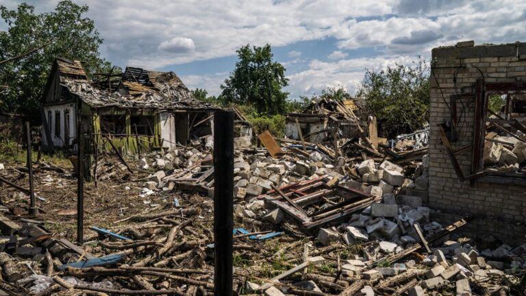 La Russie revendique la prise de deux nouveaux villages en Ukraine
          Les forces russes, qui profitent des difficultés de l'armée ukrainienne à regarnir ses rangs et à obtenir davantage d'armes et de munitions de la part des Occidentaux, grignotent du terrain depuis des mois.
