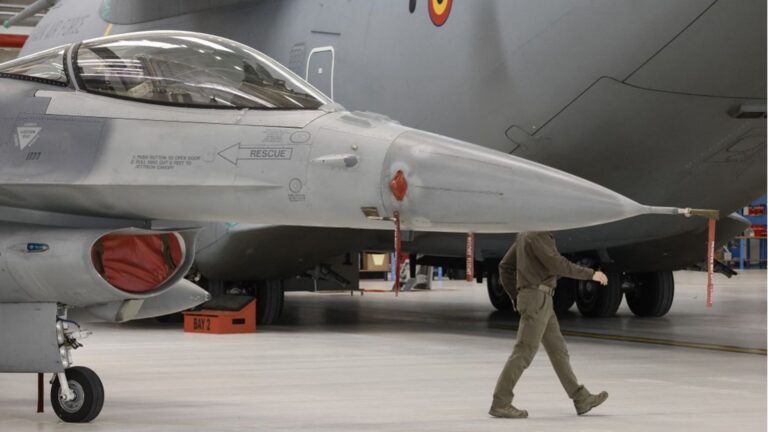 Guerre en Ukraine : les Pays-Bas promettent de commencer "sans délai" à livrer des F-16 à l'Ukraine
          Kiev espère que ces appareils de fabrication américaine l'aideront à mieux protéger ses soldats et ses villes face aux bombardements russes quotidiens.